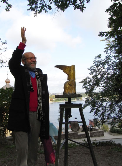 Roland Haeberlein, 2008 års sergelstipendiat, vid stipendieutdelningen i parken i Mosebacketerrassens förlängning, vid skulpturen "Skitstöveln".