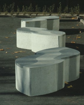 Bänkar och skulptur