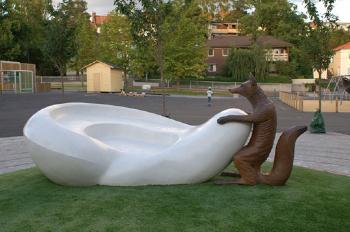 <h1><a href='/medlemmar/ann-charlott-fornhed'>Ann-Charlott Fornhed</a></h1><h4><strong>En r&auml;v bakom &ouml;rat <br />
</strong>Skulpturgrupp (vit betong / brons), placerad p&aring; en kulle av konstgr&auml;s i centrum av en labyrint i markl&auml;ggningen, samt 10 Japanska k&ouml;rsb&auml;rstr&auml;d. &Auml;ngskolan Sundbyberg</h4>