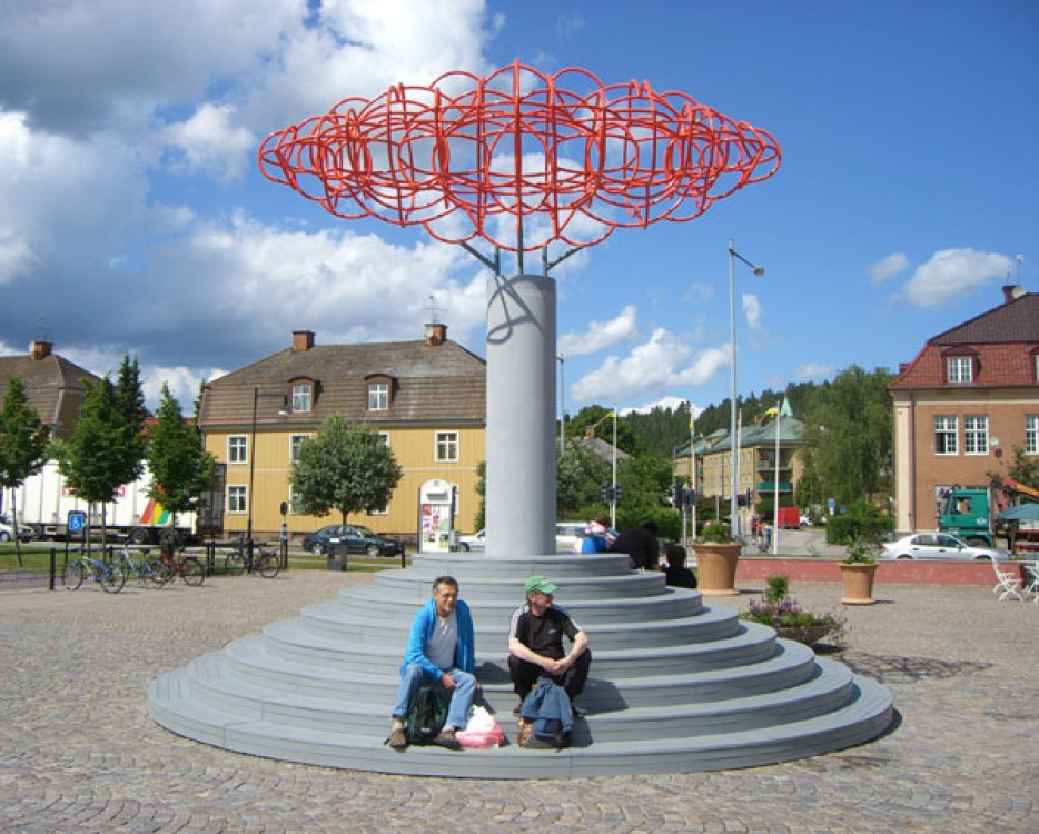 <h1><a href='/medlemmar/charlotte-oberg-bakos'>Charlotte Öberg  Bakos</a></h1><h4>Karlavägens Allé 1998, Skulptur i Bambu</h4>