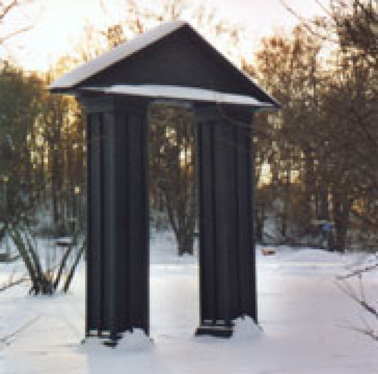 <h1><a href='/medlemmar/nils-bertil-malmberg'>Nils Bertil Malmberg</a></h1><h4>Allmogeportal i trä, tjära och koppar<br>Sundby konstpark, Strängnäs 2002</h4>